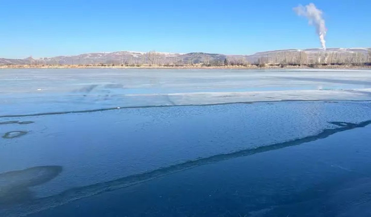 Sivas'ta gölet buz tuttu: Sıcaklık eksi 10 derece