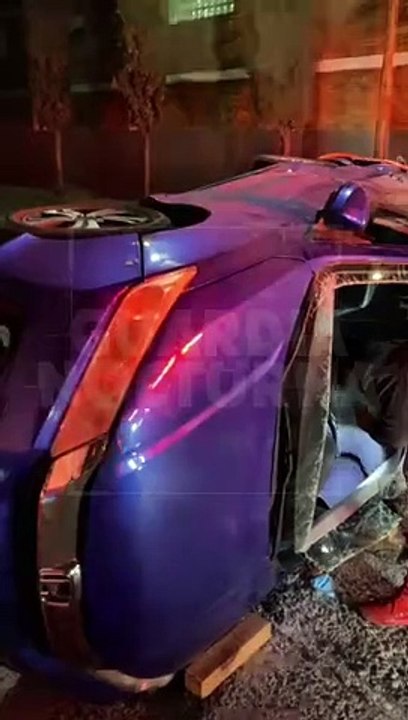 #Preliminar en calles de la colonia La Aurora de Guadalajara, un aparatoso choque dejó como saldo a un conductor lesionado tras volcar en su automóvil. El causante de este percance fue un camión de traslado de valores que circulaba a exceso de velocidad #