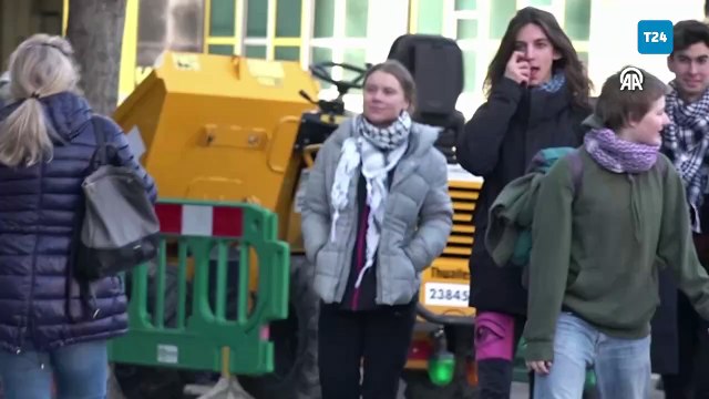 İsveçli iklim aktivisti Greta Thunberg yeniden hakim karşısında