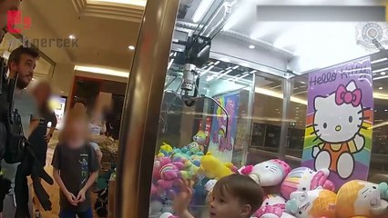 Hello Kitty makinesine giren çocuğu polis kurtardı