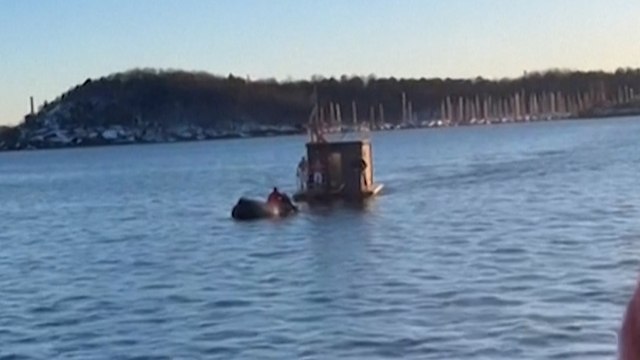 Norvège : une Tesla finit à l'eau, ses occupants sont sauvés par... un sauna flottant
