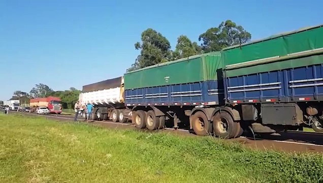 Colisão entre carretas na BR-277 deixa trânsito interditado, em Cascavel