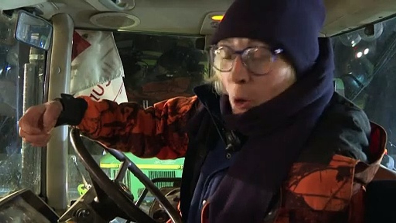 "Tant qu'on n'aura pas des vraies réponses, on ne bougera pas": les agriculteurs bloquent l'A6