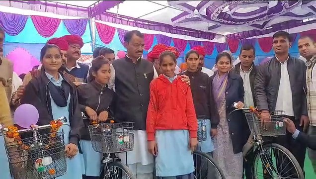 छात्राओं को साईकिलें वितरित, बेटियों के खिले चेहरे