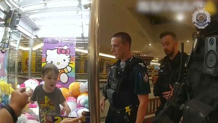 Télécharger la video: La Policía de Australia rescata a un niño que estaba atrapado en una máquina de gancho con peluches.