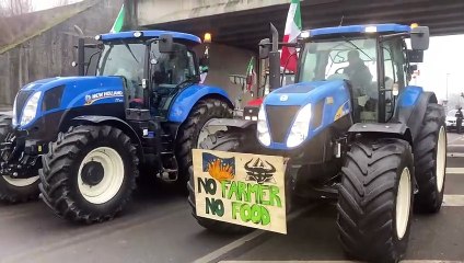 Télécharger la video: La protesta dei trattori da Melegnano: gli agricoltori bloccano la Binasca