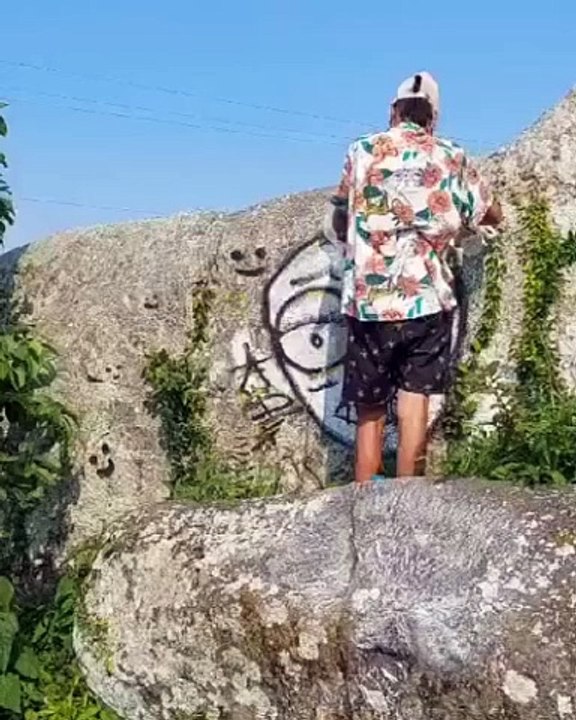 Moradores fazem argentinos limparem pichações em área ambiental de Florianópolis