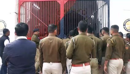 पिस्तौल लेकर घूमते युवक गिरफ्तार, जेल में मिले मोबाइल व डाटा केबल