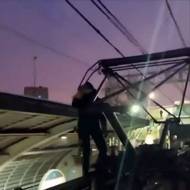 Des débiles s'amusent sur le toit d'un train... risqué