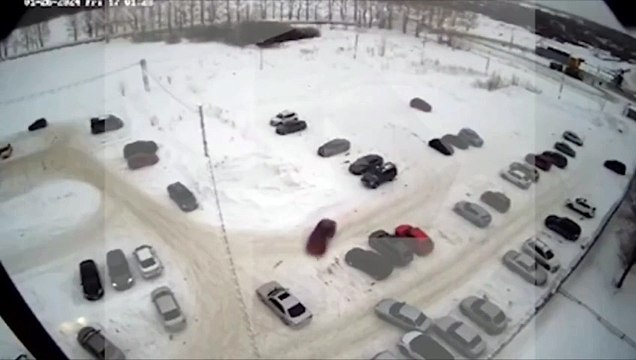 Une voiture sans chauffeur devient folle sur un parking