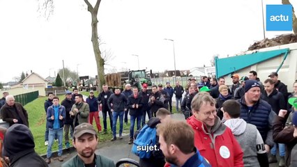 un-pommier-plante-devant-la-sous-prefecture-dargentan-par-les-agriculteurs-en-colere