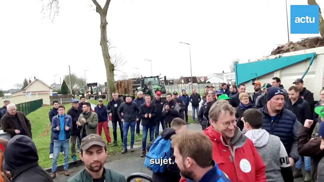 un-pommier-plante-devant-la-sous-prefecture-dargentan-par-les-agriculteurs-en-colere