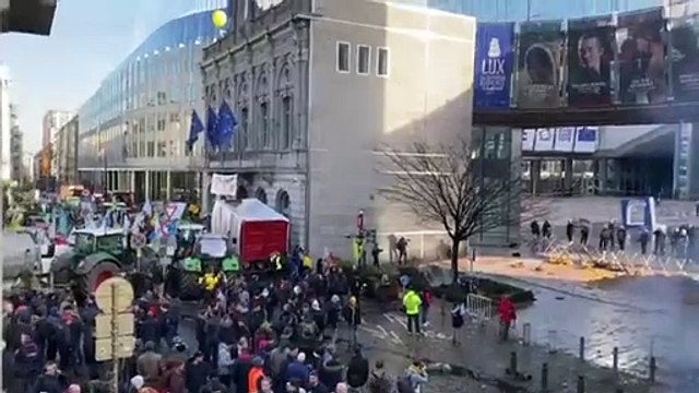 Des milliers d'agriculteurs ont encerclé le bâtiment de l'UE à Bruxelles pour protester contre l'agenda climatique.
