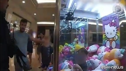 Bambino resta intrappolato in una claw machine
