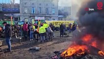 Brüksel’de gösterilerini sürdüren çiftçiler, Avrupa Parlamentosu binasının önünde döktükleri tezek, odun ve saman balyalarını ateşe verdi