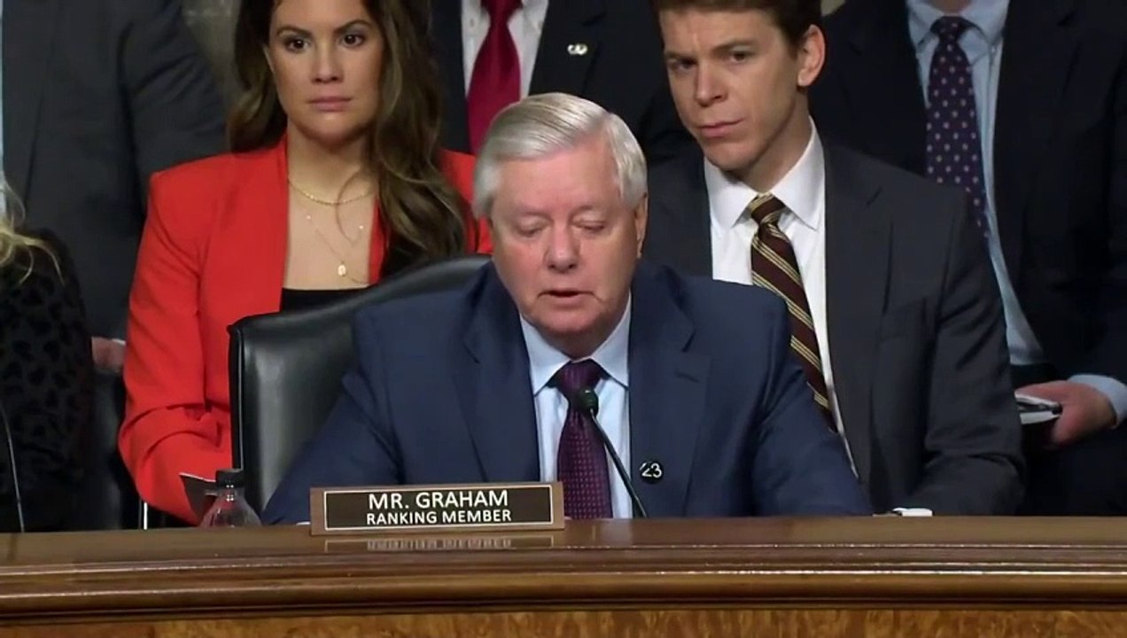 M. Zuckerberg... vous avez du sang sur les mains" Le sénateur républicain Lindsey Graham interroge le PDG de Meta, Mark Zuckerberg, lors d'une audience sur la sécurité des enfants sur les réseaux sociaux