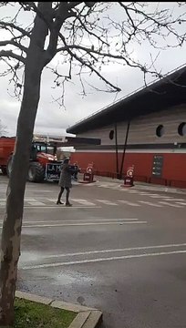Des remorques remplies de vieux pneus ont été déversées devant le magasin Intermarché à Beaune