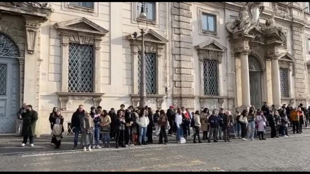 Tifosi davanti al Quirinale in attesa di Sinner e degli azzurri
