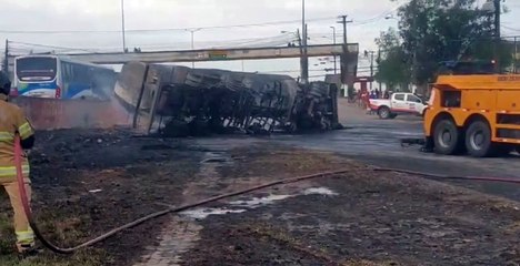 Firefighter extinguishing a truck goes wrong (video)