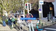 Gli agricoltori invadono Bruxelles: proteste davanti al Parlamento europeo