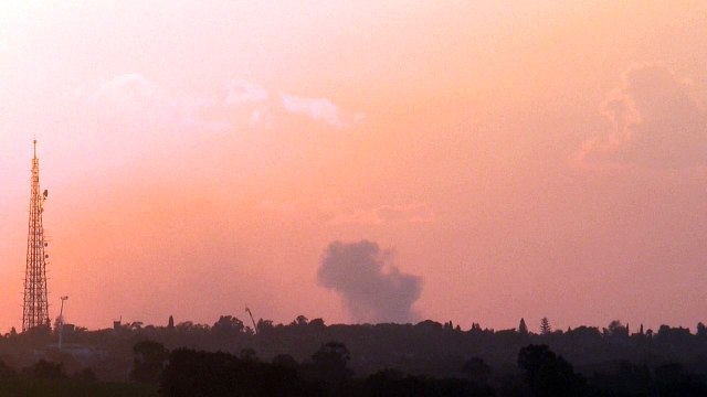 تصاعد أعمدة الدخان وسط قطاع غزة عقب قصف إسرائيلي
