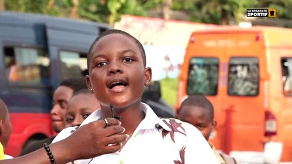 Des jeunes filles ont adressé un message de bienvenu en langue maternelle
