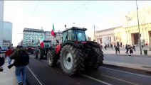 Milano, i trattori entrano in citt?: la protesta arriva al Pirellone