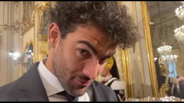 Tennisti al Quirinale: Sinner consegna una racchetta a Mattarella