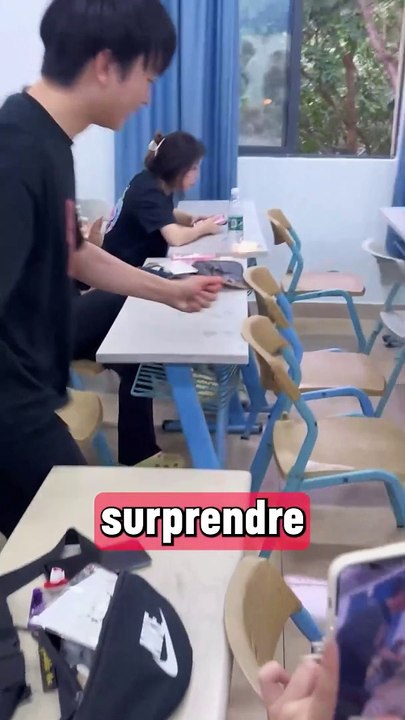 Il fait une surprise incroyable à sa professeure 