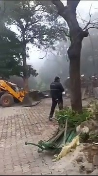 Hindistan, 600 yıllık tarihi camiyi yıktı!