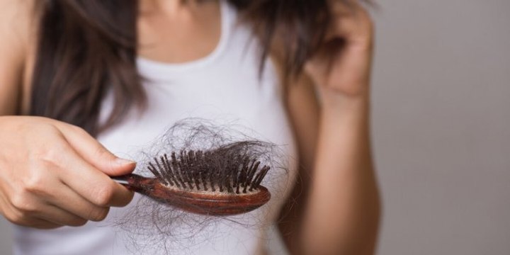 4 aliments industriels responsables de la perte de cheveux : à éviter absolument