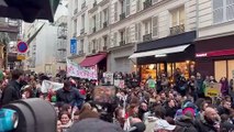 ✅ Regardez La Police Française Arrêter Un Grand Nombre De Manifestants à Paris Et Transférer Un Certain Nombre D'entre Eux En Prison