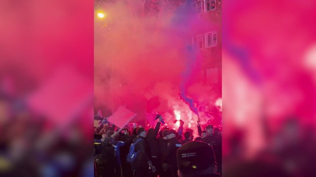 Ambientazo y bengalas en la llegada de Real Madrid y Getafe