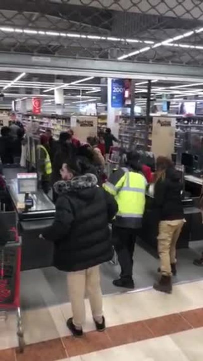 Cavaillon : opération portes ouvertes pour les clients par les agriculteurs à Auchan