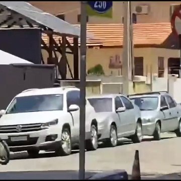 Trabalhadores escapam da morte após queda de andaime a 10 metros de altura em SC