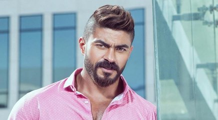 خالد سليم يحلق شعره على الهواء بسبب إصابة والدته بالسرطان