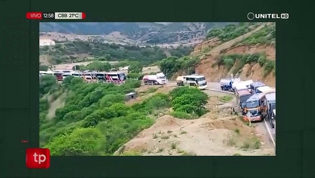 Más de un centenar de camiones varados por el bloqueo en LLavini, carretera a Oruro