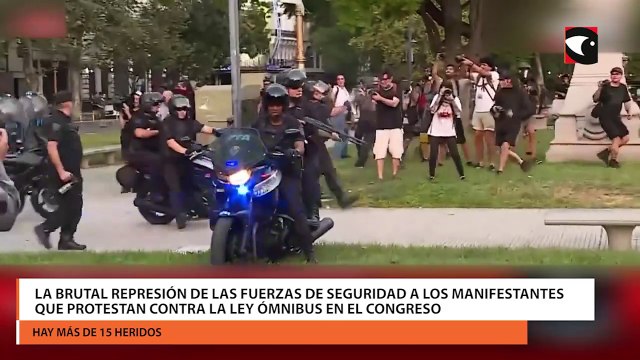 La brutal represión de las fuerzas de seguridad a los manifestantes que protestan contra la Ley Ómnibus en el Congreso