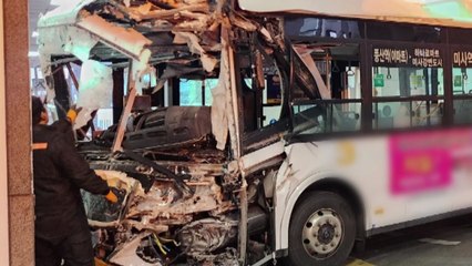 새벽 첫차 시내버스가 건물 들이받아...운전자 다쳐 / YTN