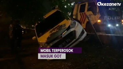 Mobil Terperosok Masuk Got saat Hindari Motor Ngerem Mendadak di Cengkareng