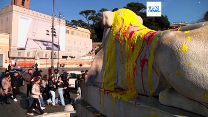 Roma, protesta di Ribellione animale: vernice su obelisco Flaminio