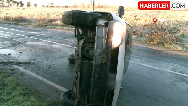 Büyükçekmece'de buzlanan yolda araç yan yattı