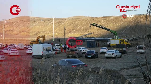 Kırıkkale’de raylara üzerine yıkılan istinat duvarına çarpan tren raydan çıktı