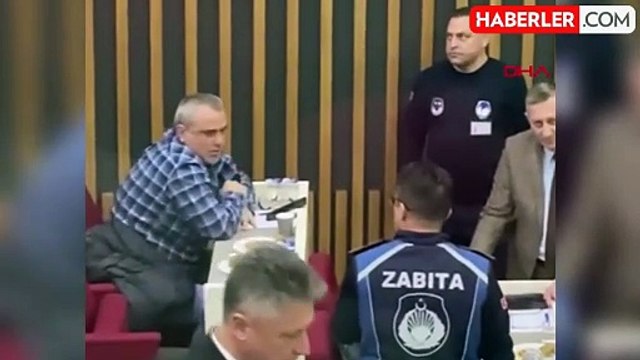 Bolu Belediye Başkanı Tanju Özcan, Zafer Partisi Bolu Belediye Başkan adayı İlkay Bayrak ile tartıştı