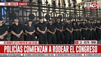 Tras la represión de ayer, policías comienzan a rodear el Palacio del Congreso