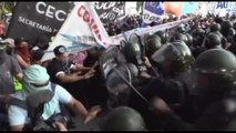 Argentina, scontri davanti al Parlamento fra polizia e manifestanti