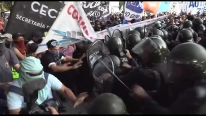 Argentina, scontri davanti al Parlamento fra polizia e manifestanti