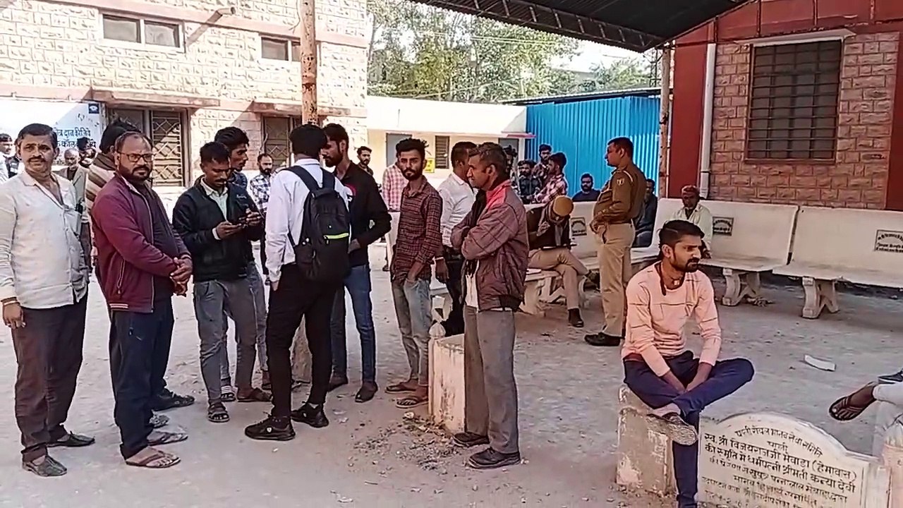 फैक्ट्री के बाहर सफाई करते चौकीदार को ट्रक ने क...
