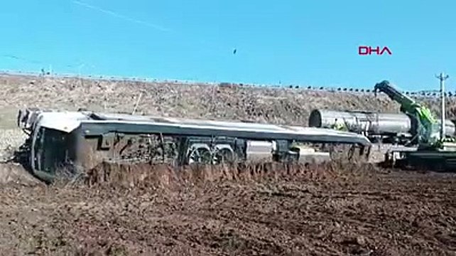 Yük treni devrildi; makinist ve yardımcısı yaralandı