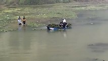 People entered the water by boat and cleaned the water hyacinth locate